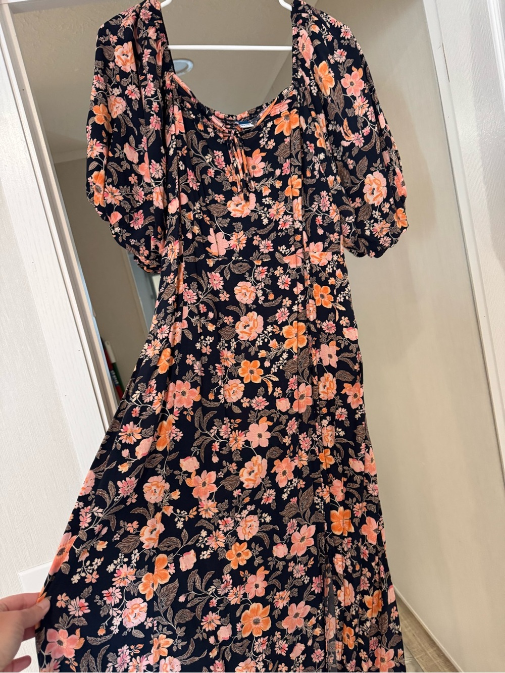 Old Navy Floral Puff-Sleeve Maxi Dress Women’s XL
Beautiful Old Navy maxi dress